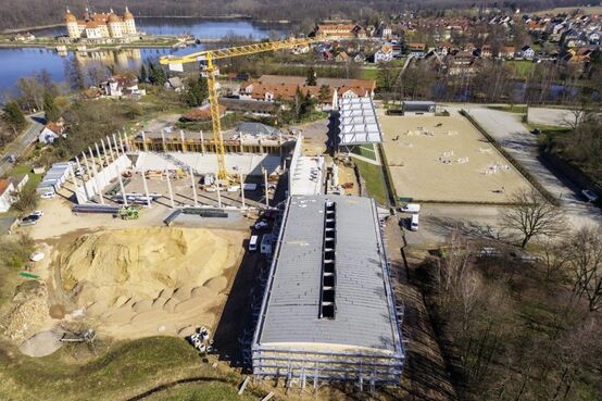 Blick aus der Luft auf die Baustelle der neuen Multifunktionsreithalle des Landgestütes Moritzburg.