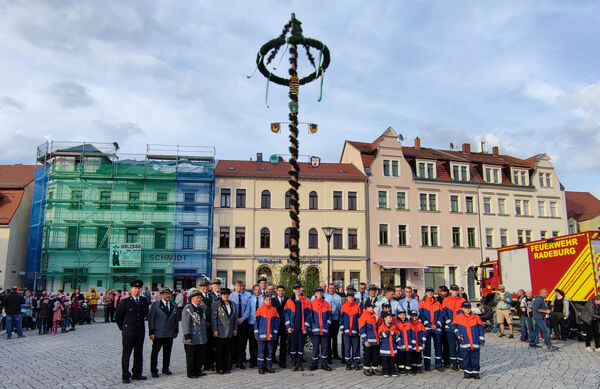 Gruppenfoto mit den Maibaumstellern vom Schützenverein, der "Zappel", der Feuerwehr, sowie Jugendfeuerwehr und "Bambins"