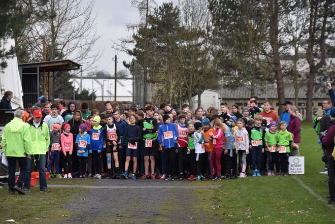Schülerinnen und Schüler am Start zur 2km-Distanz. Foto: Blaulichtreport