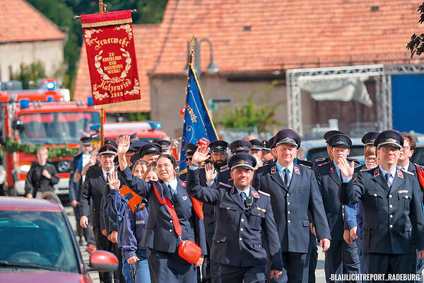 Die Kameraden der Freiwilligen Feuerwehr Berbisdorf führen den Festumzug zur Einweihung des neuen Gerätehauses an. Foto: Blaulichtreport_RABU