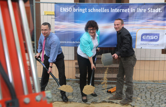 Dr. Steffen Heine, Geschäftsführer der ENSO NETZ GmbH, Bürgermeisterin Michaela Ritter und ENSO-NETZ-Regionalleiter Tilo Kadner