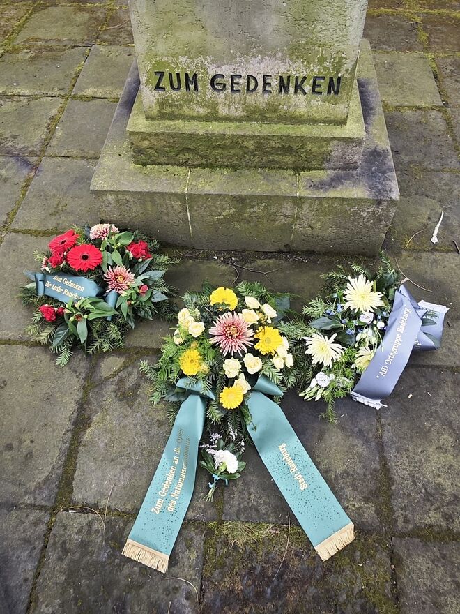 Am 27. Januar 2025 legten Zillehain die Stadtverwaltung, DIE LINKE und die AfD-Stadtratsfraktion gemeinsam Kränze am Denkmal für die Opfer des Nationalsozialismus nieder.