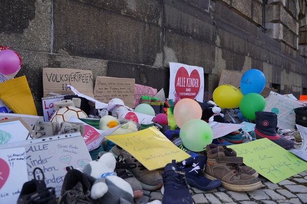 Kinderschuhe, Kinderschuhe, Kinderschuhe - und weitere Utensilien und Statements aus Radeburg