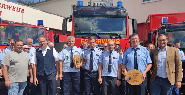 Übergabe des GW-L2 an die Ortsfeuerwehr Ebersbach (von links: Herr Pschorn (Fa. Cunnersdorfer Agrar GmbH - Geschäftsführer), Herr Schöneweg (Fa. Demecan - Sicherheitsleiter), Herr Reichel (stellv. Gemeindewehrleiter der FFW Ebersbach), Herr Winkler (stell. Gemeindewehrleiter der FFW Ebersbach), Herr Weiß (Gemeindewehrleiter der FFW Ebersbach), Herr Tenner (Ortsfeuerwehrleiter Ebersbach), Herr Hentschel (Bürgermeister)