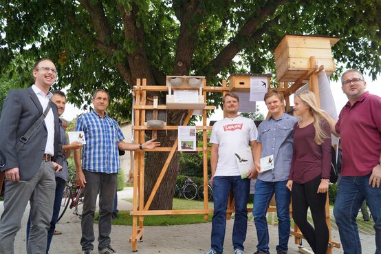 Matthias Schrack (3. v.l.) von der Fachgruppe Ornithologie Großdittmannsdorf und Michael Creutz (r.) vom Marsdorfer e.V. erläutern einigen der ausgezeichneten Teilnehmern der Aktion "Schwalben willkommen" Möglichkeiten zum Anbringen künstlicher Nisthilfen