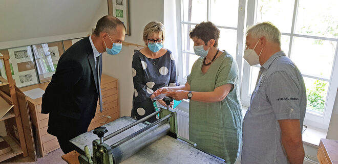 Ralf Hänsel, Barbara Klepsch, Sabine Hänisch, Volker Johne an der Tiefdruckpresse