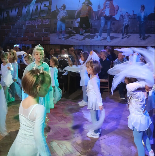 Mini-Tanzgruppe ist mit ihrem Programmbeitrag mit Elsa, der Schneekönigin