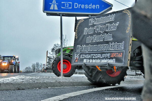 Beschriftetes Plakat am Traktor
