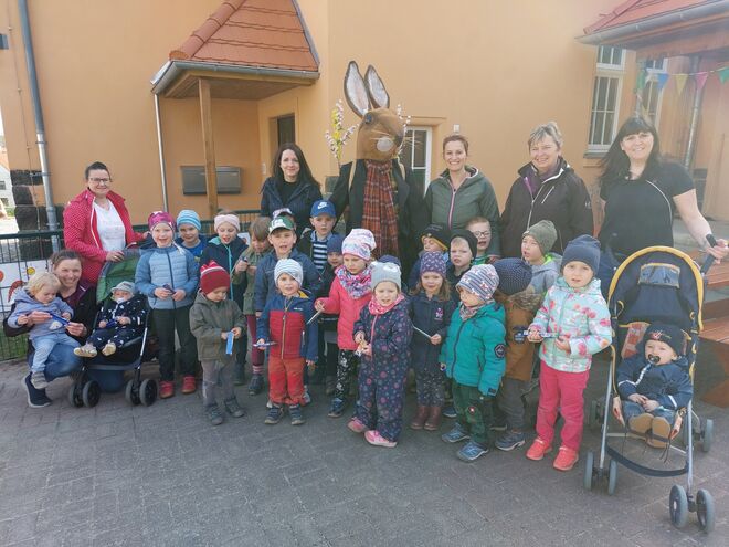 "Regenbogen-Kinder" mit echtem Osterhasen