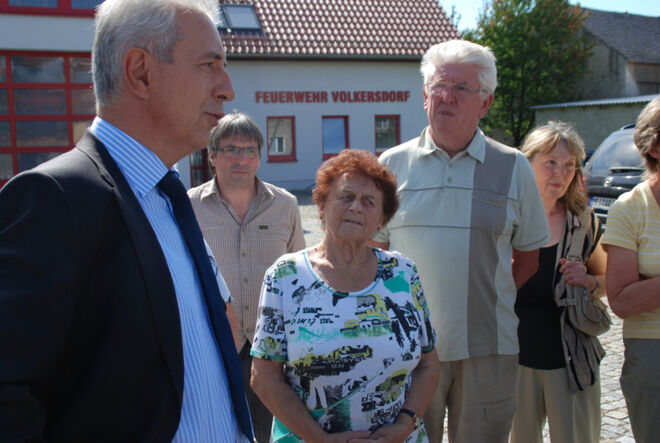Stanislaw Tillich hier im Gespräch mit Volkersdorfer Bürgern