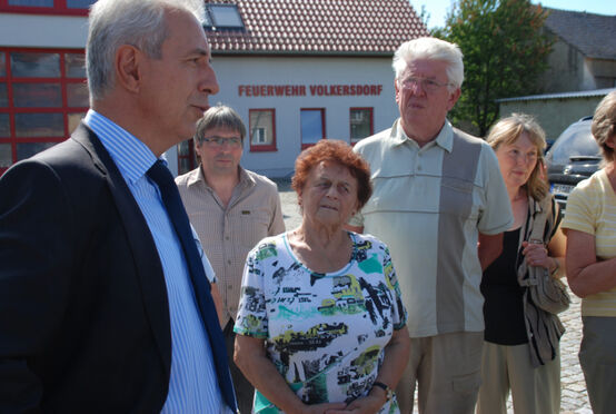 Stanislaw Tillich hier im Gespräch mit Volkersdorfer Bürgern