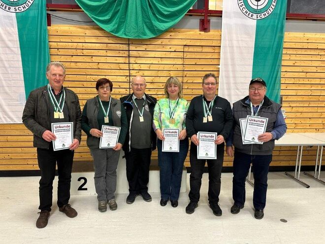 Die erfolgreichen Schützen v.l. Silvana Pfaltz, Wettkampfwart Dieter Pfaltz, Martina Schneider, Peter Zimmer und Dieter Pattloch. Foto: PSV