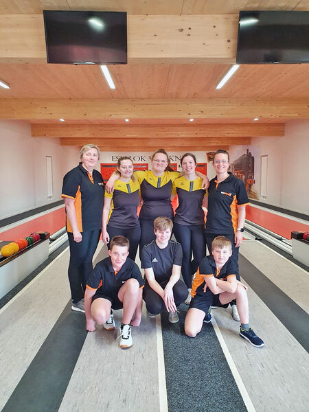 Die Jugendkegler mit ihren Trainerinnen Karina Knopf (r.) und Doreen Füssel (l.).