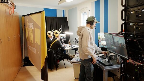 Blick hinter die Kulissen: SachsenEnergie-RABU-Studio. Am Regiepult Jon Thomas. Foto: Uwe Bohrer