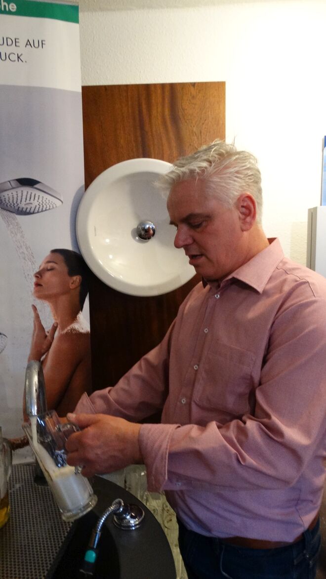 Uwe Berge vom Meisterbetrieb Herrmann zapft fachmännisch Bier aus dem Wasserhahn.