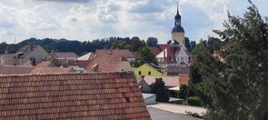Blick auf Rathaus und Kirche.