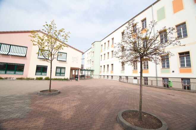 Blick in den Schulhof der Oberschule "Heinrich Zille" Radeburg