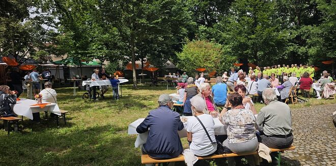 Trotz „angedrohtem“ Regen beste Stimmung mit dem Chor des Kultur- und Heimatvereins im Zille-Hain.