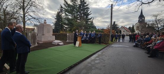 Zahlreiche Ebersbacher waren der Einladung des Heimat- und Mühlenvereins gefolgt. Pfarrer Eric Maurer bei seiner Einweihungsrede.