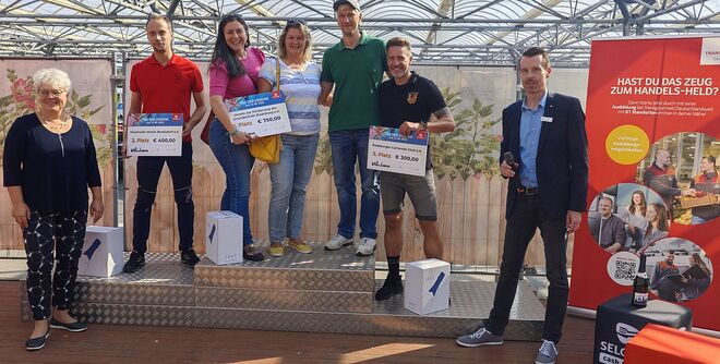 Bürgermeisterin Michaela Ritter (li.) und Marktleiter Sebastian Golke (re.) mit den Siegern des Vereinswettbewerbs.