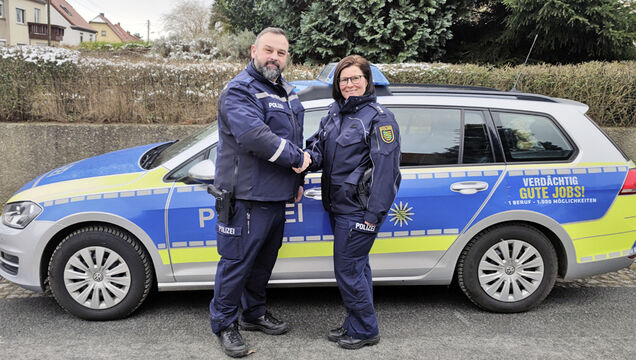 Michaela Stübler (re.) und der neue Bürgerpolizist Steffen Schödder.