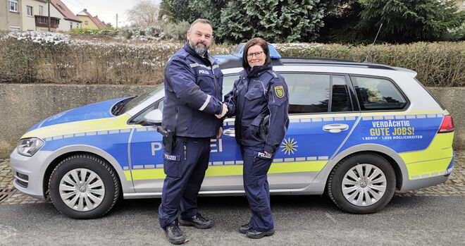 Michaela Stübler (re.) und der neue Bürgerpolizist Steffen Schödder.