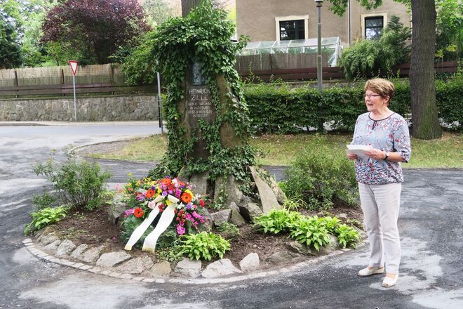 Irene Andrä bei ihrer Rede am Gedenkstein.