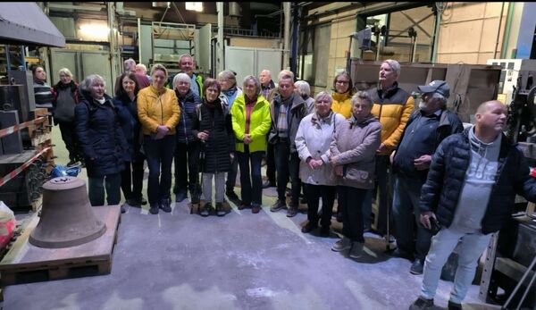 Gruppenbild mit „falscher Glocke“: 1. Reihe v.l. Pfarrerin a.D. Renate Rasch, Pfarrerin Sabine Prokopiev, Initiatorin Astrid Nicklich, weitere 