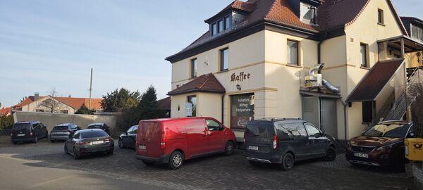 Andrang vor dem SB-Restaurant zur Mittagszeit