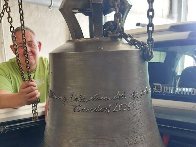 Thomas Nicklich sichert die Glocke für den Transport. Foto: Astrid Nicklich