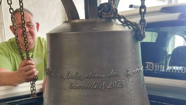 Thomas Nicklich sichert die Glocke für den Transport. Foto: Astrid Nicklich