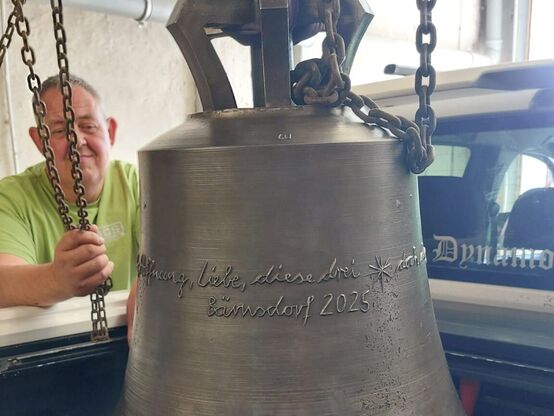 Thomas Nicklich sichert die Glocke für den Transport. Foto: Astrid Nicklich