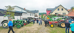 Oldtimer, viele davon noch „voll im Einsatz“, laden ein zum Fachsimpeln. Ansonsten trifft sich „das Dorf“ mal wieder bei einem willkommenen Anlass.