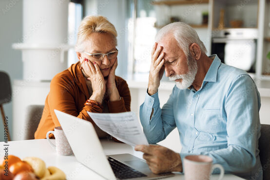 Verzweifelte ältere Menschen mit einem amtlichen Schreiben am PC - Foto: (c) Adobe Stock 419224675