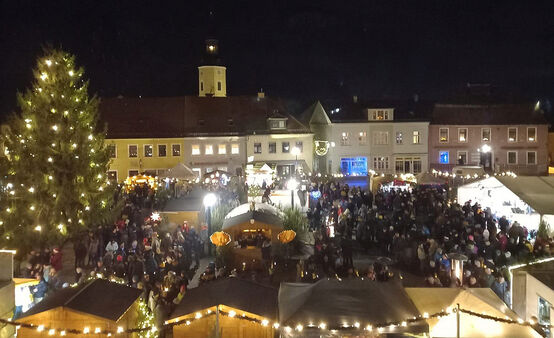 Blick von oben auf den Weihnachtsmarkt - Foto: Christian Bernd