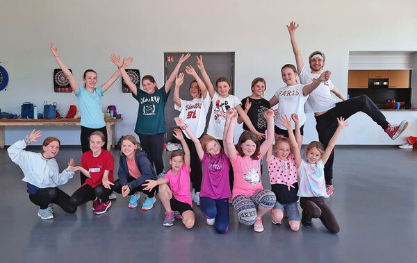 Kleine Schülergarde mit Hip Hop Trainer Toni