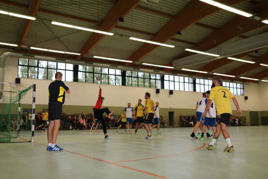 Szene aus dem Hinspiel in der Tiedemann-Halle