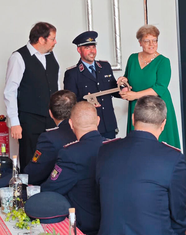 Bürgermeisterin Michaela Ritter bei der symbolischen Schlüsselübergabe an Ortswehrleiter Erik Paulitz - Foto: Sylvia Herberger