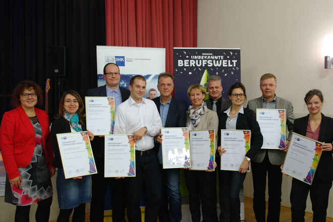 Die Partner mit ihren Partnerschaftsurkunden