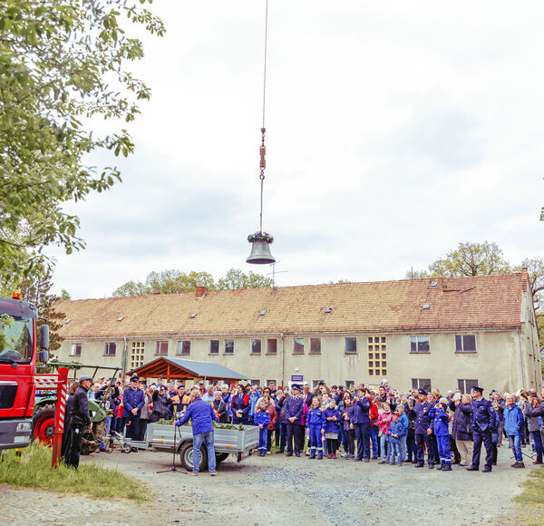 Die große Glocke wird unter den Augen der Gemeindemitglieder und zahlreicher Schaulustiger auf den Turm gezogen. Foto: LaClaudine Die große Glocke wird unter den Augen der Gemeindemitglieder und zahlreicher Schaulustiger auf den Turm gezogen. Foto: LaClaudine