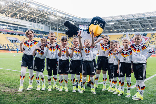 Der DFB-Adler mit dem TSV-Nachwuchs: Von links nach rechts: Emely, Fiete, Julian, Marie, Jannik, Carlos, Leon, Pepe, Carlo, Leonardo, Theo. Fotocredit: Simon Hofmann (getty images) für Volkswagen