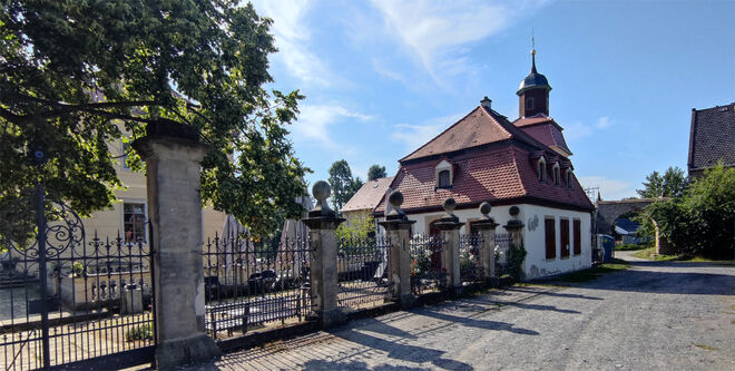 Blick aus dem Gutshof zum Hoftor