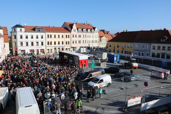 Blick auf den mit Narren gefüllten Markt