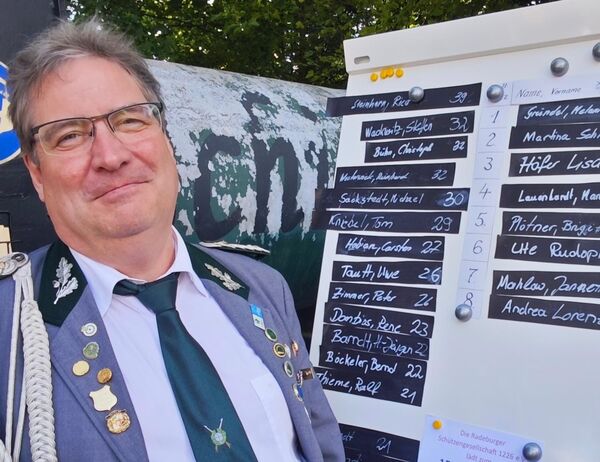 Auch die Schützen luden zum Wettbewerb ein. Vereinsvorsitzender Peter Zimmer präsentiert den Stand um 18 Uhr.