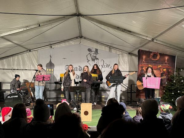 Die "Kleinstadtband" der Zilleschule spielte auch auf dem Weihnachtsmarkt.