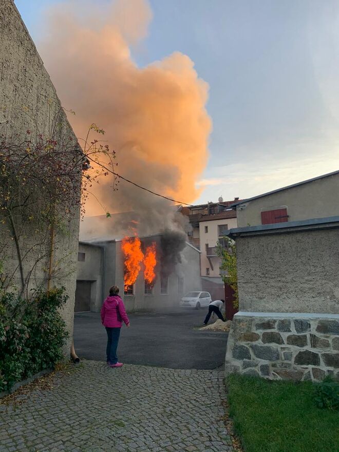 Flammen schlagen aus den Fenstern des Gebäudes.