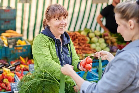 Einkaufen auf dem Wochenmarkt- Foto: (c)Deutsche Marktgilde