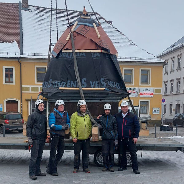 Erinnerungsfoto zum nicht ganz alltäglichen Auftrag  - Rico Sachse (re.) und seine Mitarbeiter. Foto: Jens Fleischer