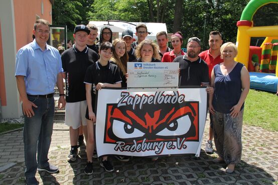 Zappelbudenteam mit Sponsor