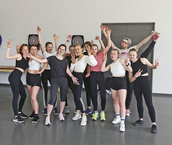 Große Schülergarde mit Hip Hop Trainer Toni